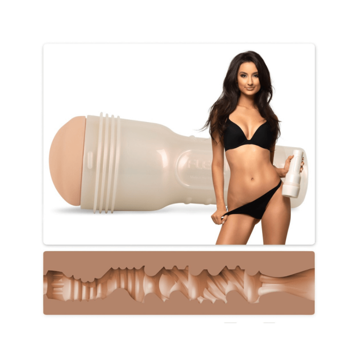 Model Eliza Ibarra poserer med Fleshlight og viser indvendig tekstur