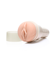Violet Myers i sort lingeri holder sin Fleshlight – visning af størrelse og realistisk vaginal sleeve.