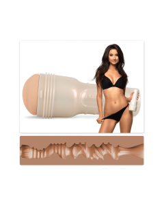 Model Eliza Ibarra poserer med Fleshlight og viser indvendig tekstur